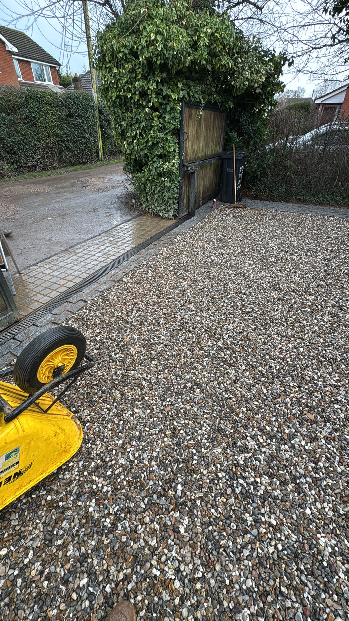 Stoner driveway with cobbled border