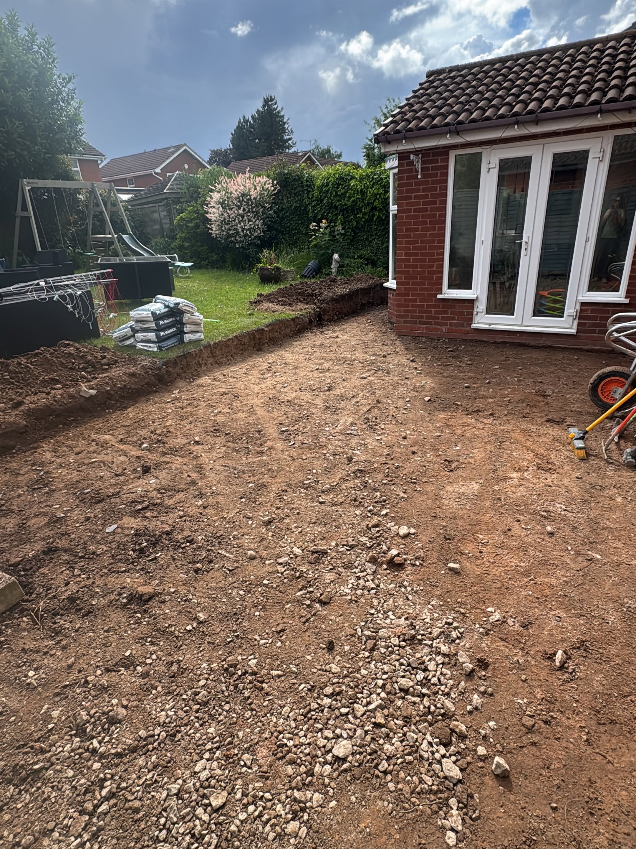 Garden, porcelain patio, grass, sleeper wall