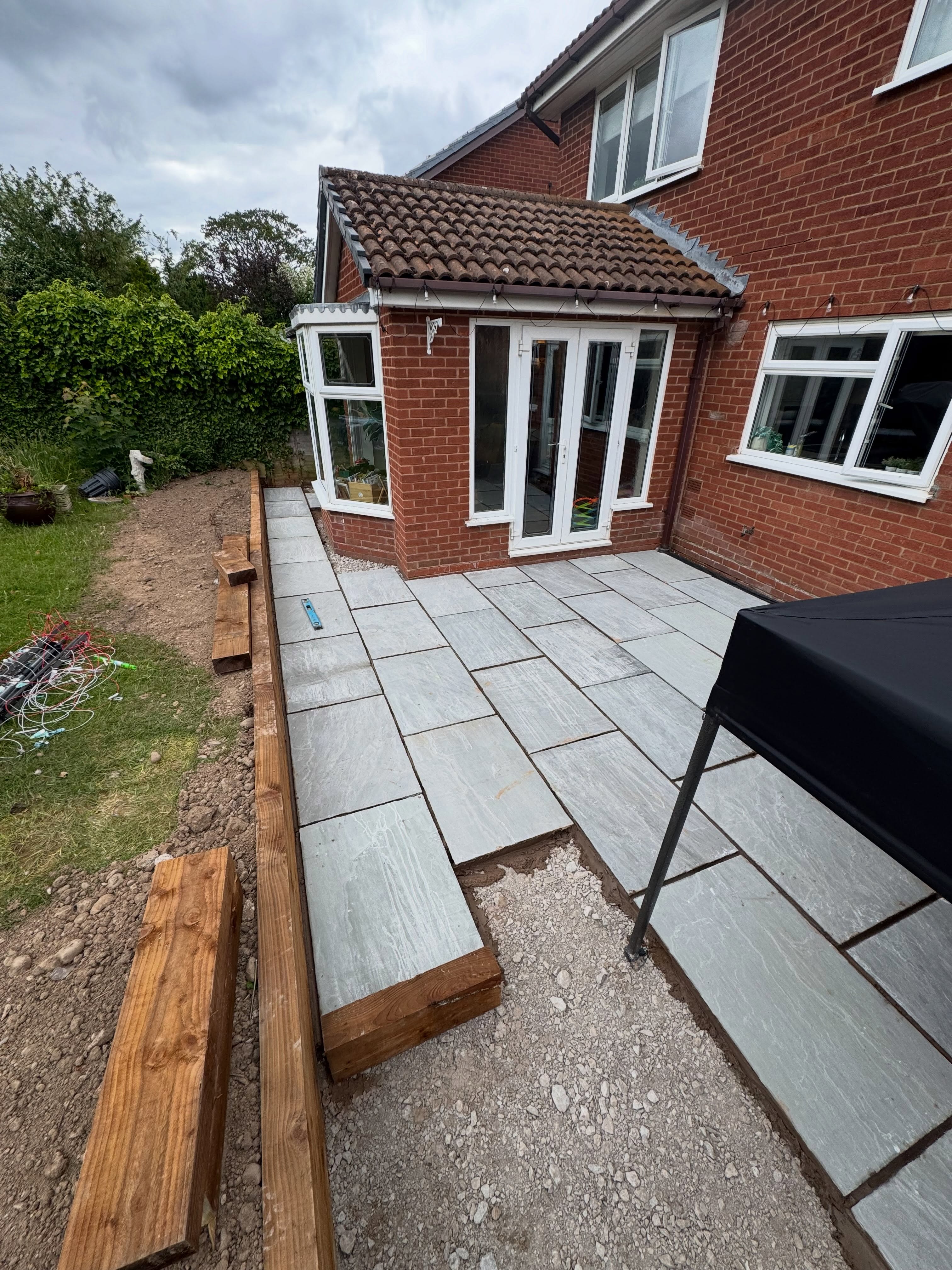Garden, porcelain patio, grass, sleeper wall