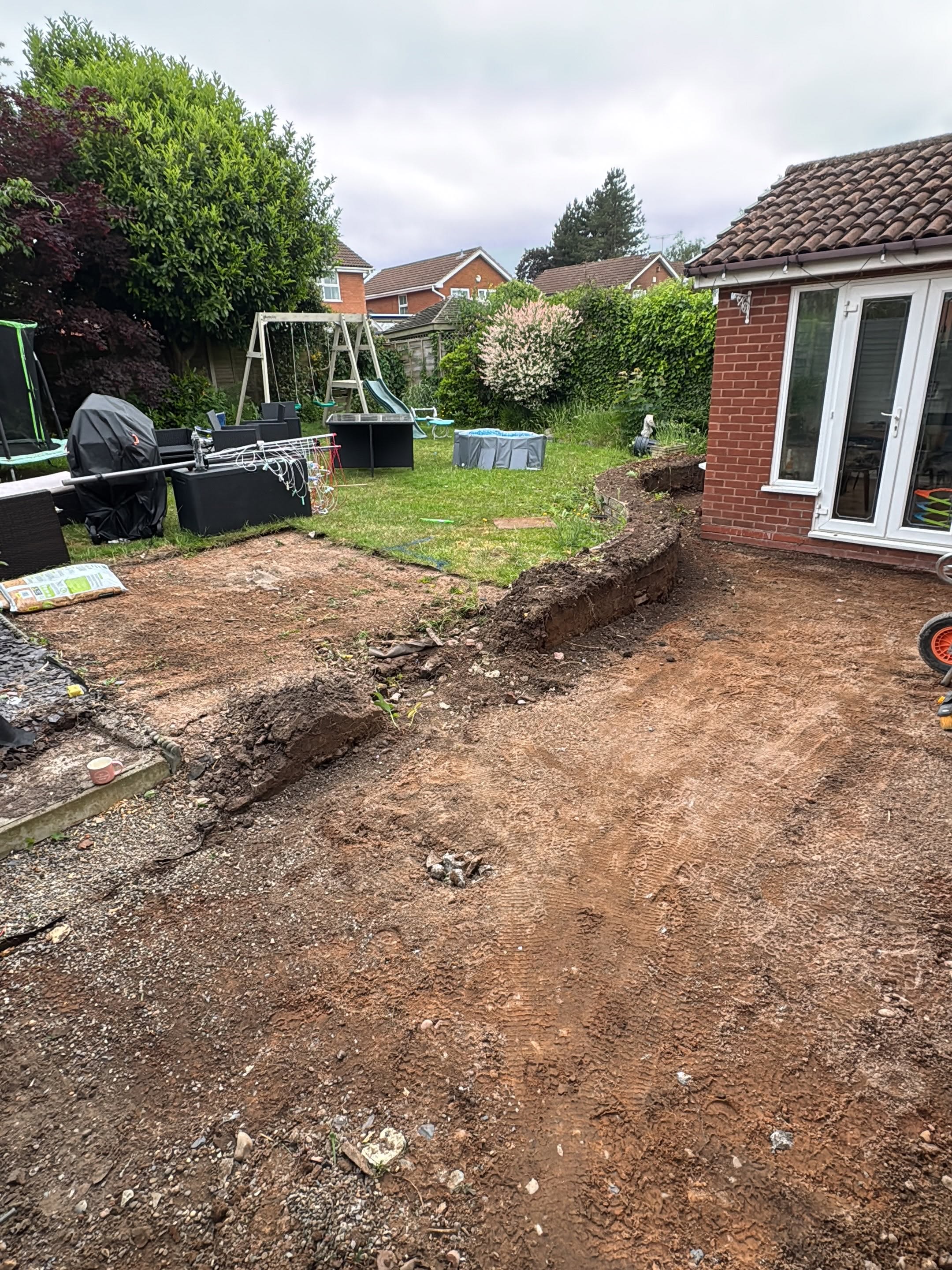 Garden, porcelain patio, grass, sleeper wall