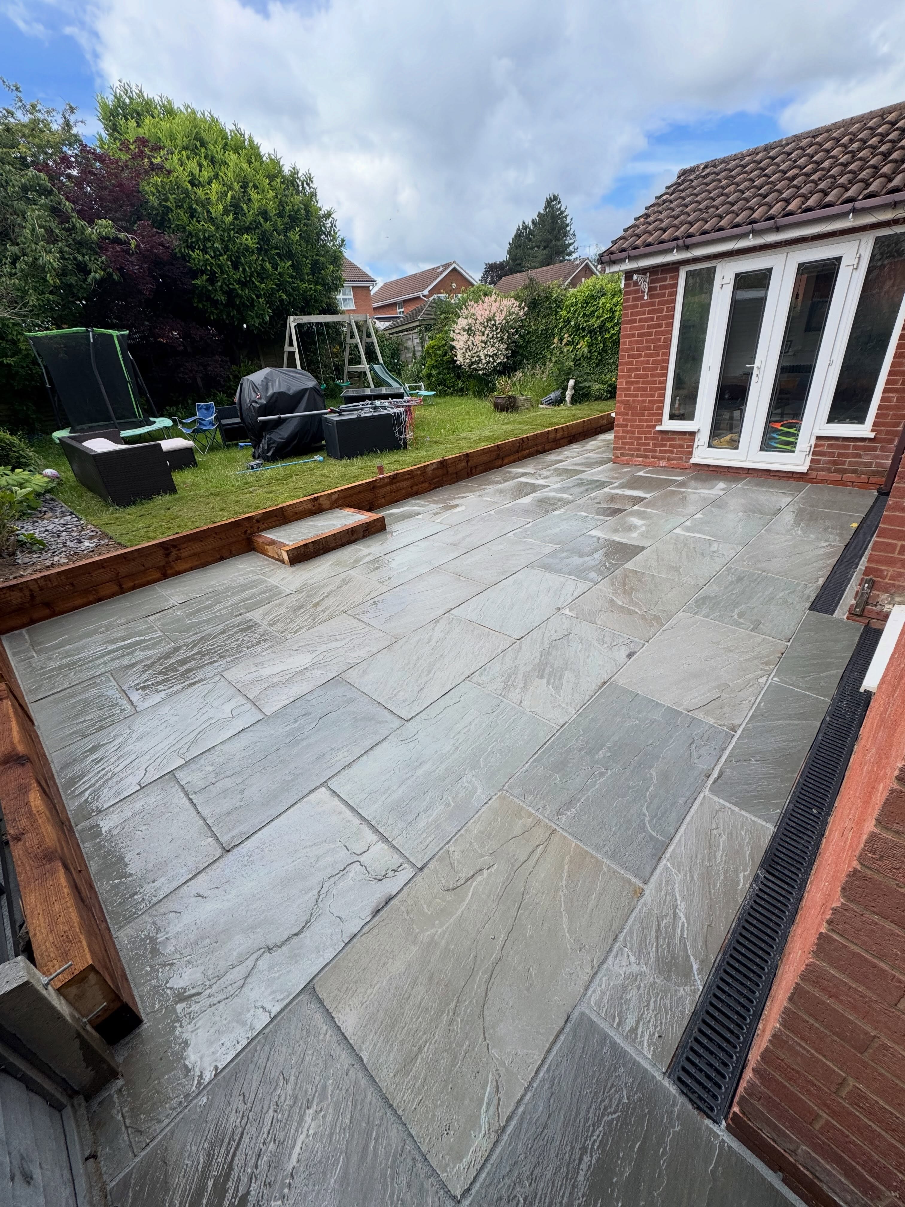Garden, porcelain patio, grass, sleeper wall