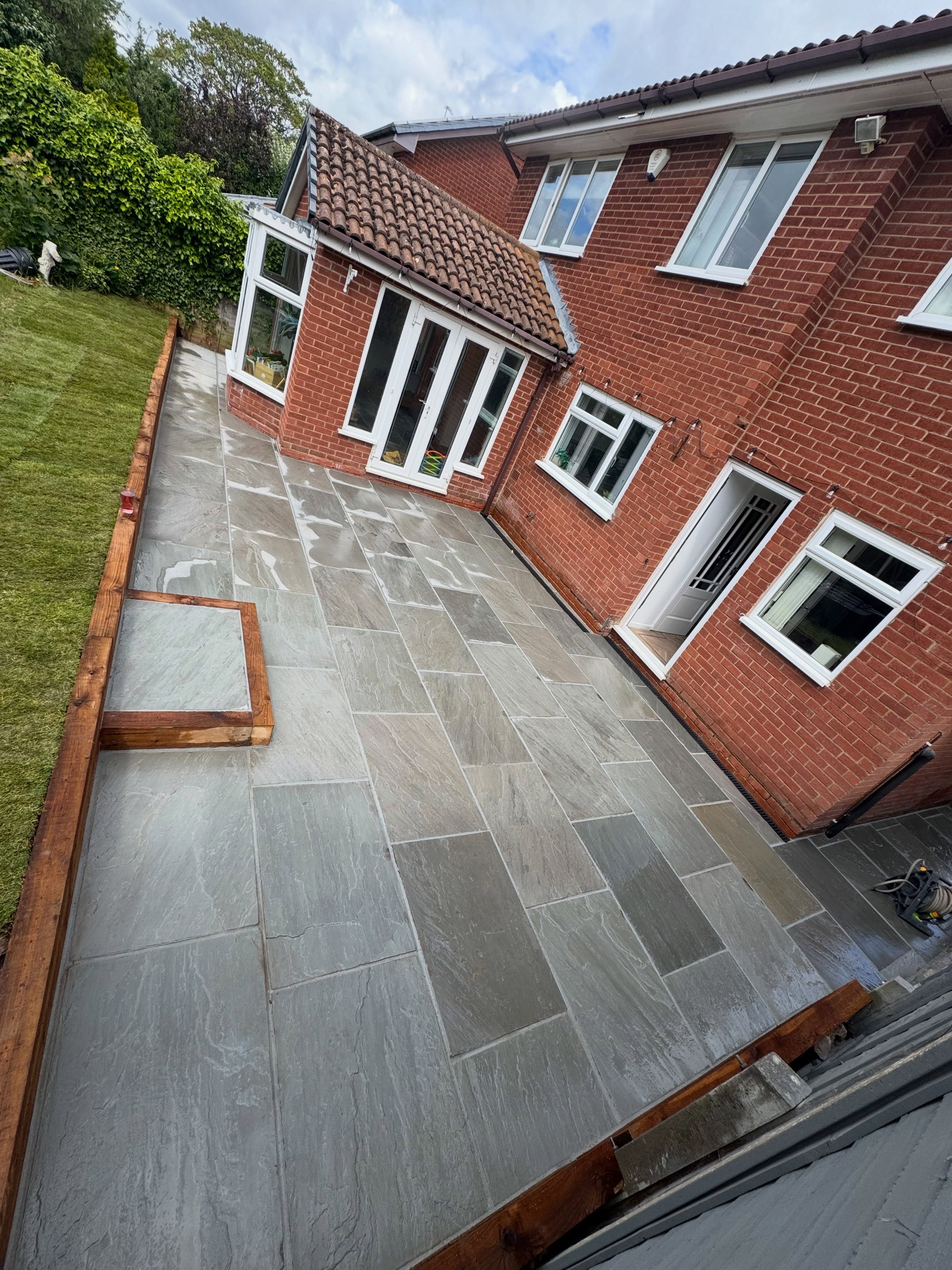Garden, porcelain patio, grass, sleeper wall